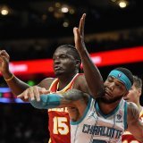 Clint Capela accuse un temps de retard sur Miles Bridges (0). KEYSTONE/AP/Mike Stewart